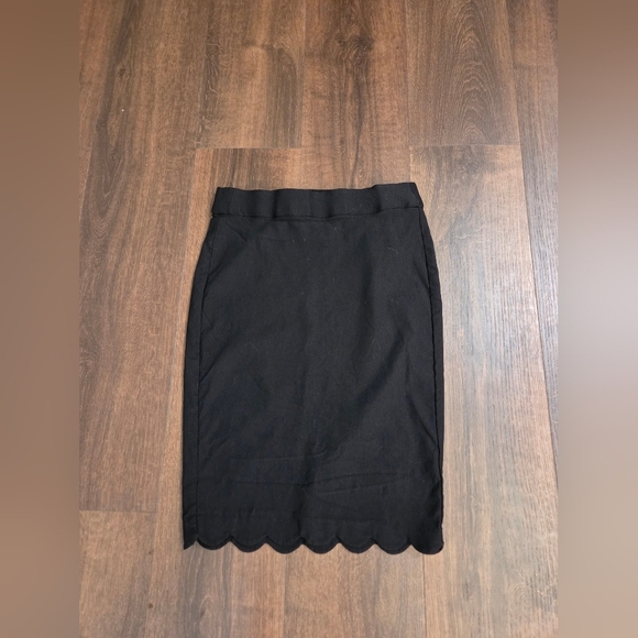 Elegant Black Scalloped Hem Skirt - Picture 2 of 4